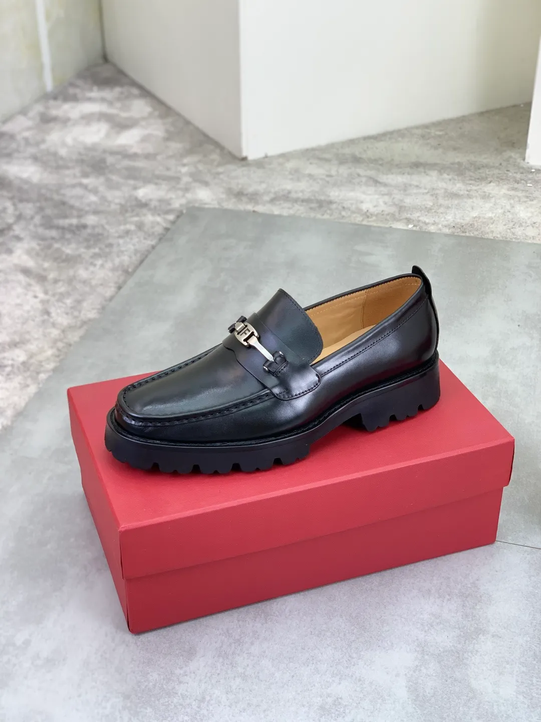 Men's Men's Shoes 💰P480💰[New Style] Water-dyed Niuli 🆘[Salvatore Ferragamo] Ferragamo's latest casual business leather shoes for men! Listed simultaneously! The fabric is made of specially imported original calfskin, and the interior is made of imported water-dyed cowhide. It is absolutely luxurious and leads the fashion trend. Matching code: 38-44 (45 and 46 can be customized) Multiple colors available
